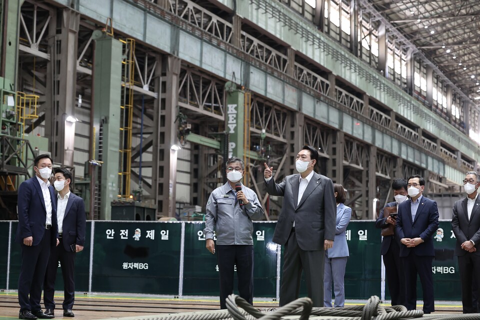 원자력 공장 시찰하는 윤석열 대통령. [사진제공=뉴시스]