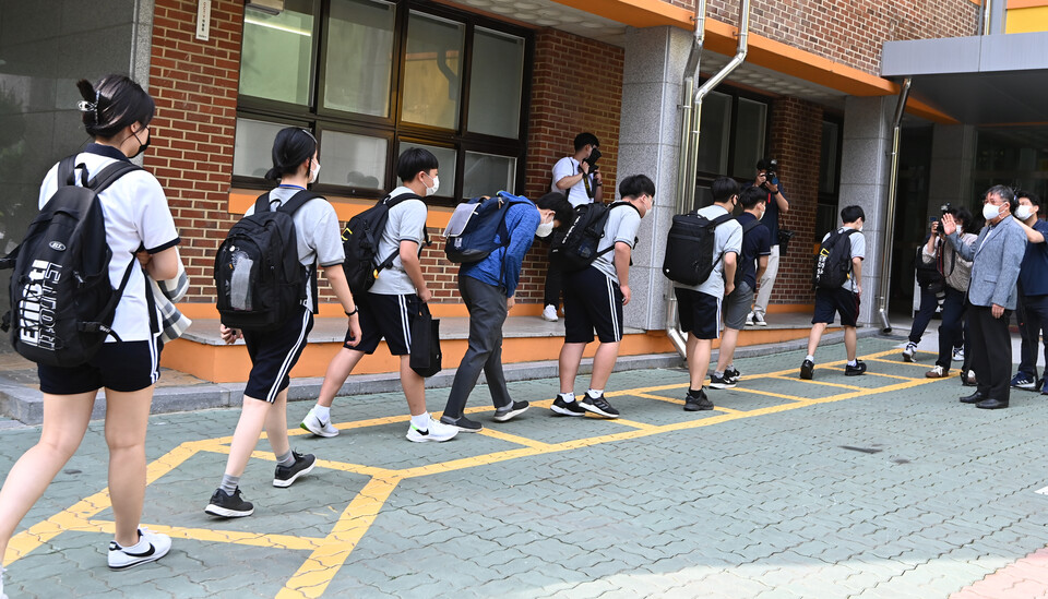 경기도 수원시에 위치한 한 중학교에서 학생들이 등교하고 있는 모습. [사진제공=뉴시스]&nbsp;<br>