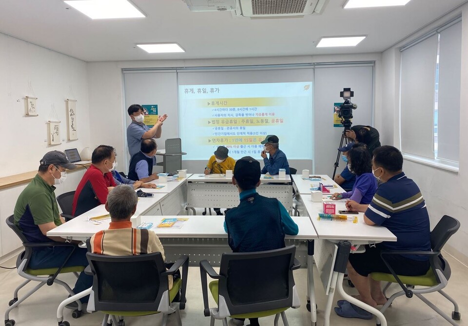 종로구 돈의동 쪽방상담소에서 구직자들이 노동 관련 교육을 받고 있다. [사진제공=종로구청]