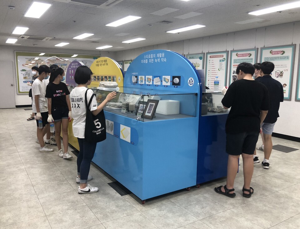지난 2019년 체험단에 참여한 학생들이 관내 재활용 선별장을 견학하고 있는 모습. [사진제공=강북구청]