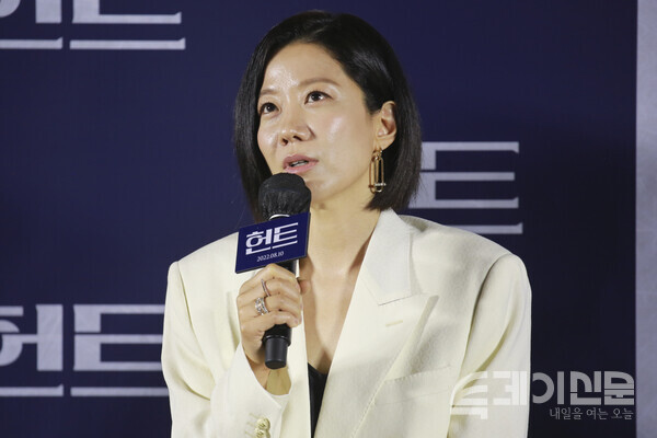 &nbsp;&nbsp;영화 &lt;헌트&gt;&nbsp; 제작보고회에서 배우 전혜진이 취재진의 질문에 답하고 있다. ⓒ투데이신문<br>