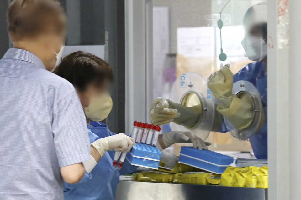 오전 서울 용산구 보건소 선별진료소에서 의료진이 검사통을 옮기고 있다. [사진제공=뉴시스]<br>