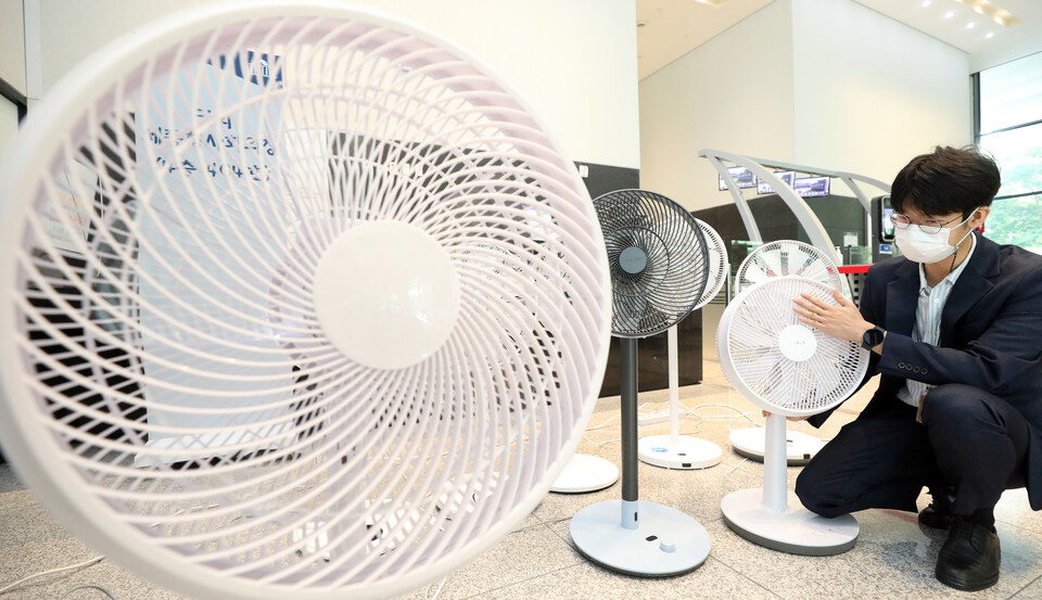 한국소비자원이 12일 오전 세종시 정부세종청사에서 선풍기 성능 차이를 밝히고 있다. [사진제공=뉴시스]