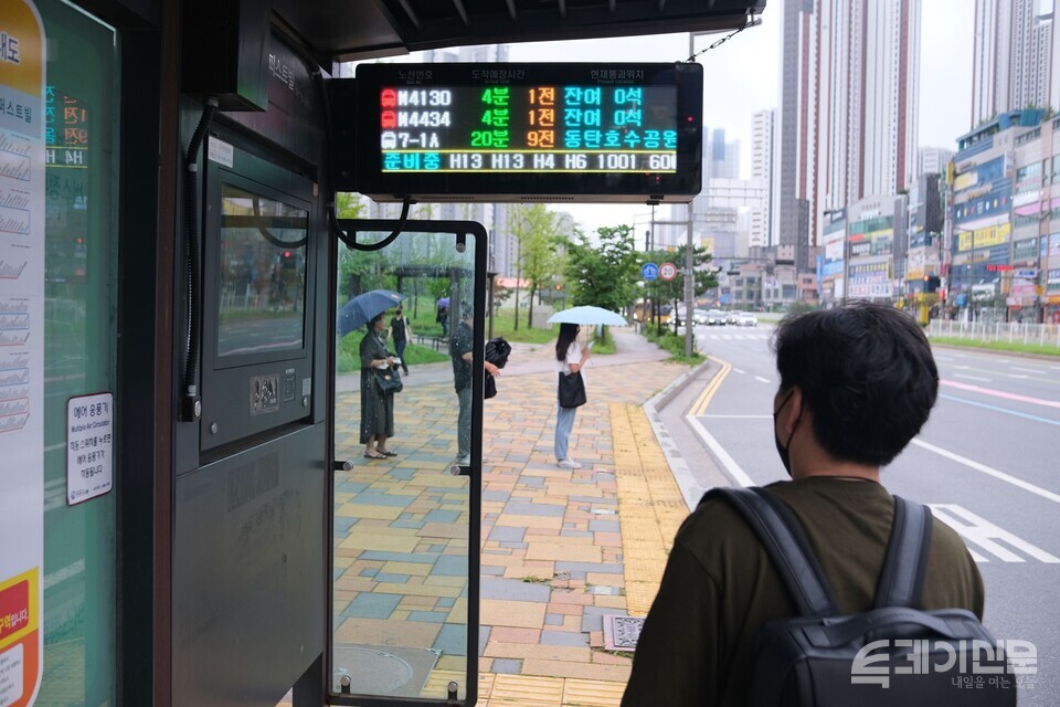 지난 14일 경기도 화성 동탄2신도시의 한 버스정류장에 설치된 버스정보란에 잔여좌석이 없다는 표시가 띄어져 있다. ⓒ투데이신문