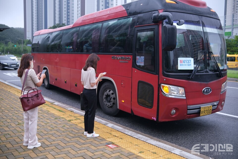 지난 14일 경기도 화성 동탄2신도시의 한 버스정류장에서 만석인 버스가 문을 닫으며 출발하고 있다. ⓒ투데이신문