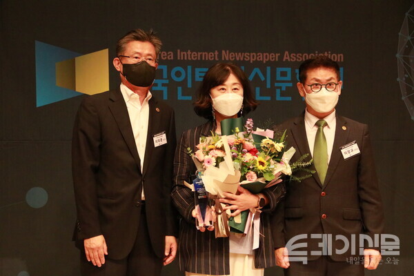 본보 박애경 대표가 인터넷신문 부문 수상 이후 기념촬영을 하고 있다. ⓒ투데이신문