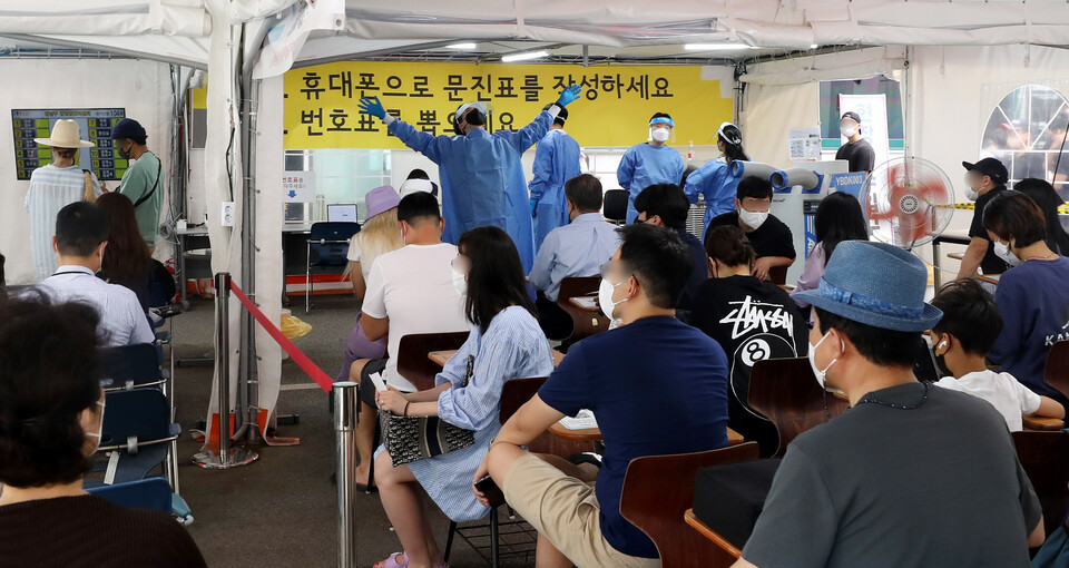 오전 서울 강남구보건소 선별진료소에서 시민들이 코로나19 검사를 받기 위해 대기하고 있다. [사진제공=뉴시스]<br>