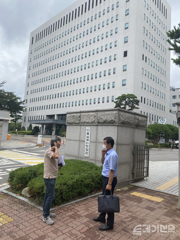 7월 21일 디스커버리 장하원 대표 첫 공판이 열린 서울남부지법을 찾은 (왼쪽부터) 이 상황실장과 최 대표 ⓒ투데이신문