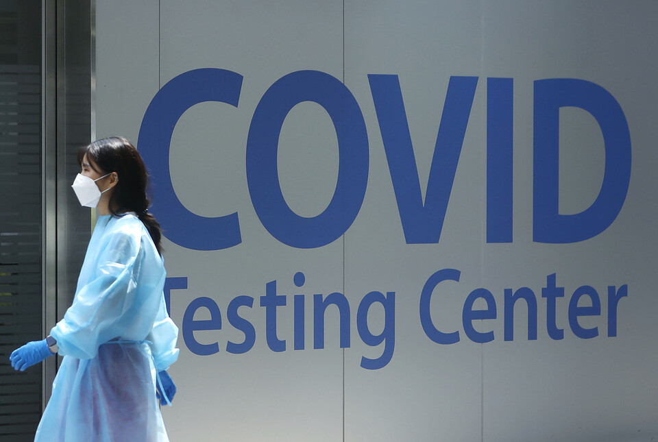 인천국제공항 제1터미널 코로나19 검사센터에서 의료진이 이동하고 있다.&nbsp; [사진제공=뉴시스]<br>