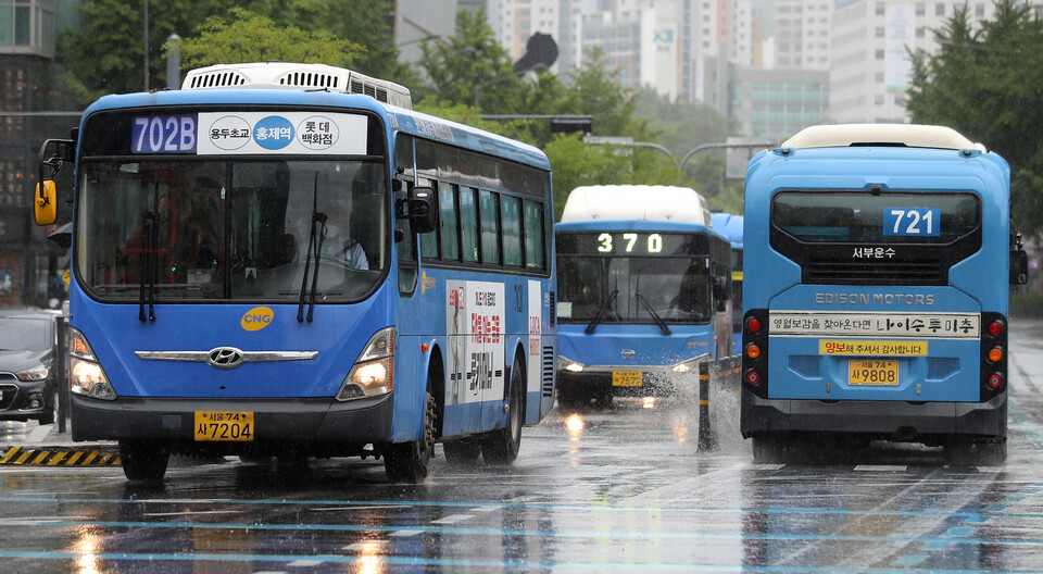 서울 시내 도로에 버스가 운행하고 있다. [사진제공=뉴시스]<br>