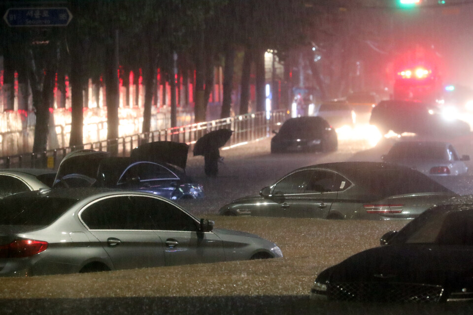 서울과 경기북부 등 수도권에 폭우가 내린 지난 8일 오후 서울 강남구 일대 도로가 침수돼 차량이 잠겨 있다.&nbsp; [사진제공=뉴시스]