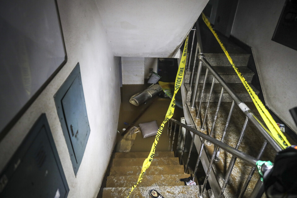 집중호우로 인해 침수 사고가 발생한 서울 관악구 한 빌라에 물이 차있는 모습. [사진제공=뉴시스]