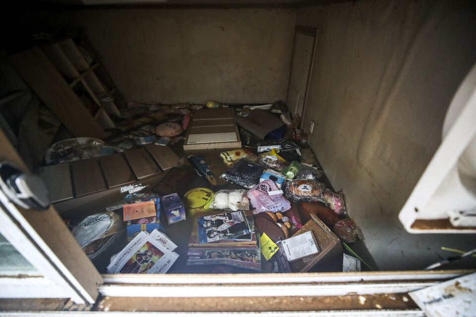 지난 8일 내린 많은 비로 서울 관악구에 위치한 한 빌라 반지하가 침수돼 일가족 3명이 갇혀 사망했다. [사진제공=뉴시스]<br>