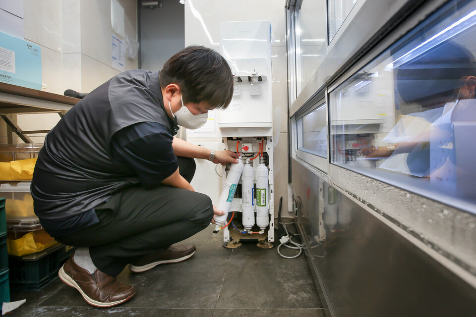 서비스 지원하는 코웨이 직원 [사진제공=코웨이]