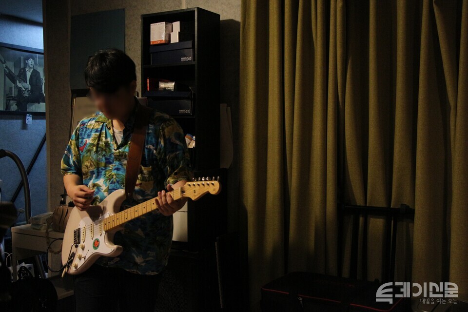 성후씨가 홍대입구역 근처에 위치한 지하 연습실에서 기타 연주를 하고 있다. ⓒ투데이신문