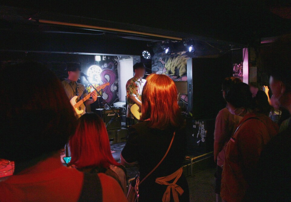 지난달 성후씨가 상수역 인근 지하 공연장에서 밴드 공연을 하고 있는 모습. ⓒ투데이신문