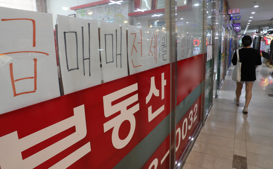 최근 저가 아파트와 소형 주상복합을 중심으로 전세가격이 매매가격보다 높아지는 현상이 발생하면서 ‘깡통전세’ 우려가 커지고 있다. 서울 시내 한 공인중개사무소에 적혀있는 매매·전세 물건 알림 문구. [사진제공=뉴시스]