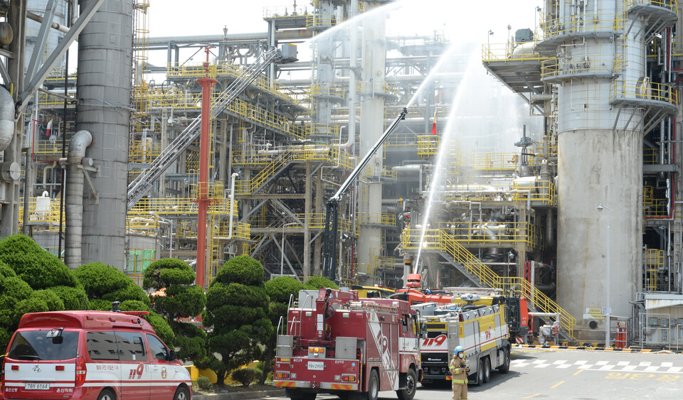 울산시 소방당국이 지난 5월 20일 폭발사고가 일어난 에쓰오일 온산공장의 사고현장에서 냉각작업을 하고 있다. [사진제공=뉴시스]