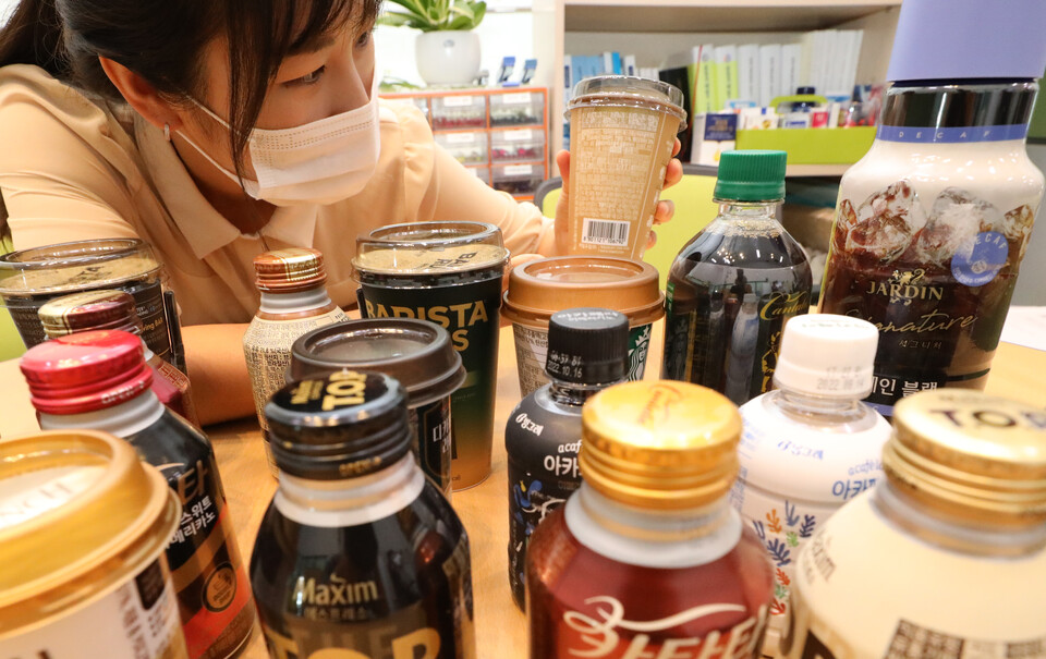 조사 대상 즉석커피 23개 제품을 살펴보는 한국소비자원 관계자 [사진제공=뉴시스]<br>