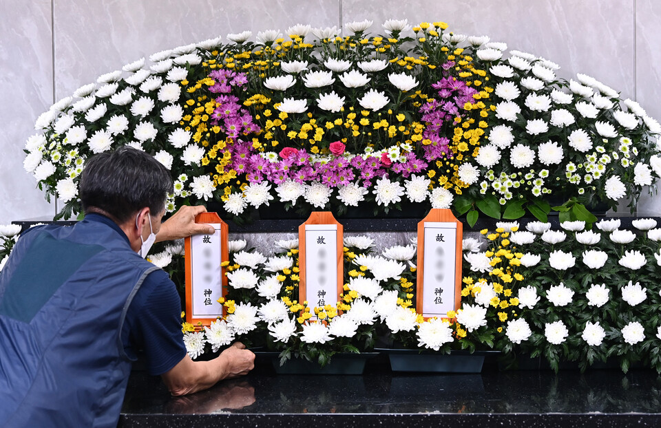 24일 오후 경기도 수원시 중앙병원 장례식장에 암·난치병 투병과 생활고에 시달리다 다세대주택에서 숨진 채 발견된 세 모녀의 빈소가 마련되고 있다. [사진제공=뉴시스]<br>