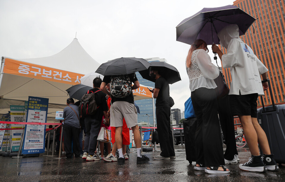 코로나19 신규 확진자가 11만3371명을 기록한 25일 오후 서울 중구 서울역 임시선별검사소에서 시민들이 코로나19 검사를 받기 위해 대기하고 있다. [사진제공=뉴시스]<br>