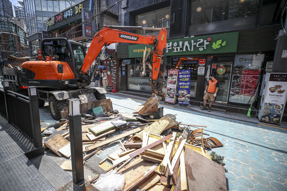 지난 16일 오후 서울 동작구 총신대입구역 인근 수해 피해 현장에서 동작구 수해 복구 지원 관계자들이 굴삭기를 동원해 복구 작업을 하고 있다. [사진제공=뉴시스]