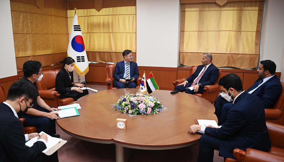 산업통상자원부 박일준 2차관은 지난달 30일 정부서울청사에서 UAE 원자력공사(ENEC) 모하메드 알 하마디 CEO와 면담을 갖고 양국의 원전분야 협력 방안 등을 논의했다. [사진제공=산업통상자원부]