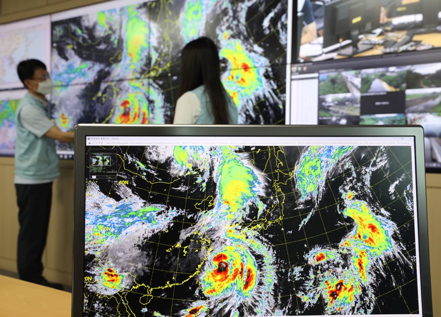 지난 4일 오후 경기도 수원시 수도권기상청 기상센터에서 북상하는 제11호 태풍 '힌남노'(Hinnamnor)를 분석·감시하고 있는 예보관들 [사진제공=뉴시스]<br>