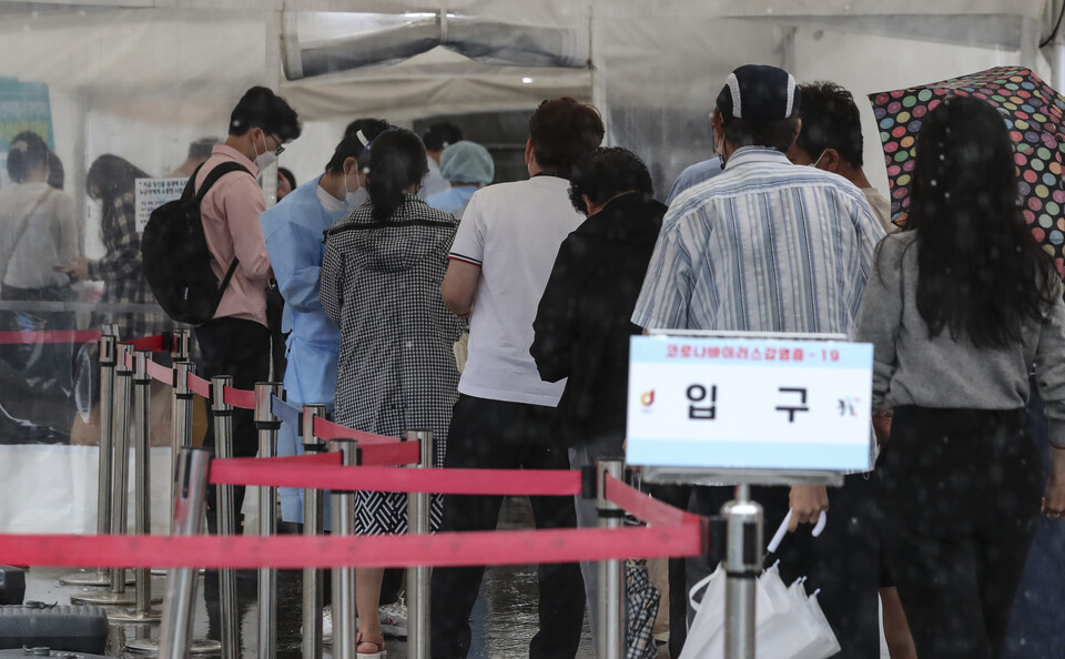 &nbsp;서울역 임시선별진료소에서 시민들이 검사를 받기 위해 줄 서 있다. [사진제공=뉴시스]<br>