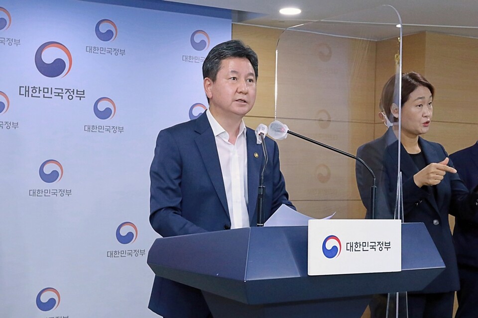 행정안전부 한창섭 차관이 정부서울청사 합동브리핑실에서 정부위원회 정비 방안을 발표하고 있다. [사진제공=행정안전부]