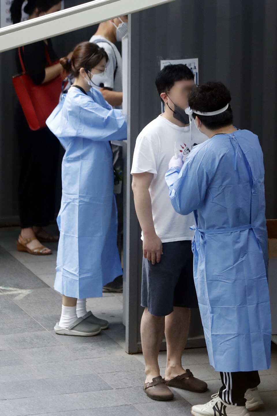 13일 서울 용산구보건소 선별진료소에서 시민들이 코로나19 검사를 받고 있다. [사진제공=뉴시스]<br>