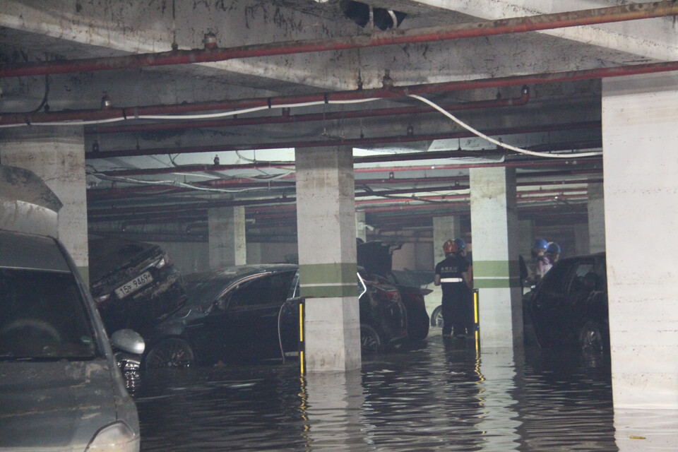 지난 8일 경북 경찰청 수사전담팀이 포항 인덕동 아파트 지하주차장 사고와 관련해 주차장 내부를 살펴보고 있다. [사진제공=뉴시스]