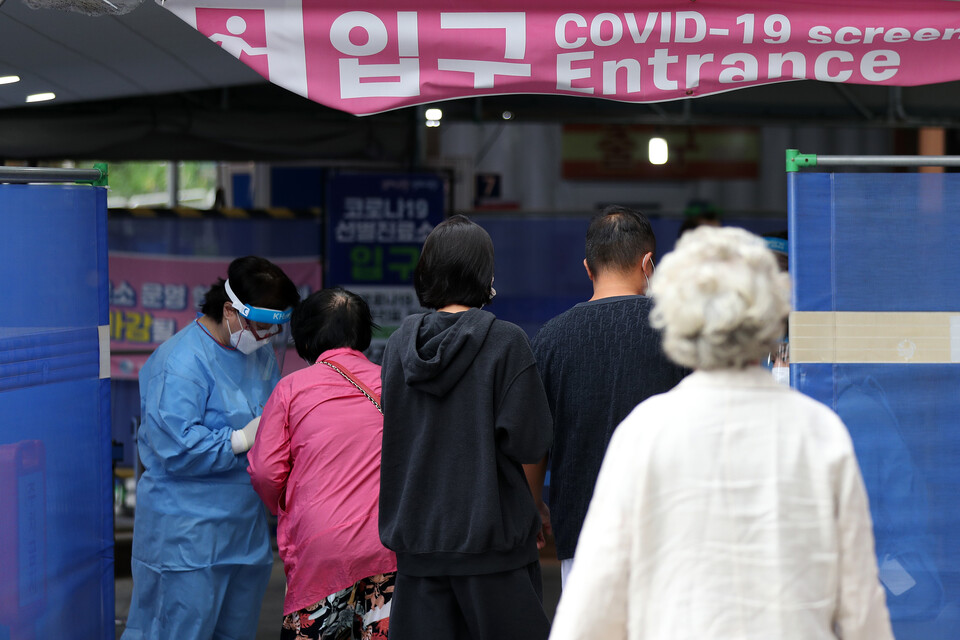 14일 오전 서울 동작구보건소 선별진료소에서 시민들이 검사를 받기 위해 대기하고 있다. [사진제공=뉴시스]<br>