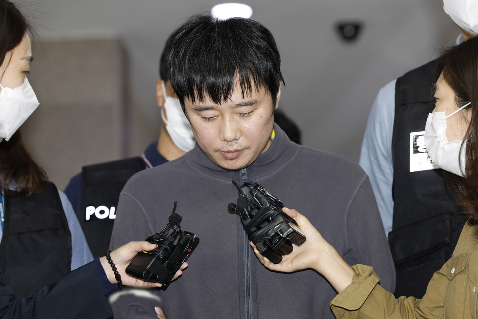 ‘신당역 스토킹 살인사건’ 피의자인 전주환(31)이 서울 중구 남대문경찰서에서 검찰로 송치되고 있다. [사진제공=뉴시스]