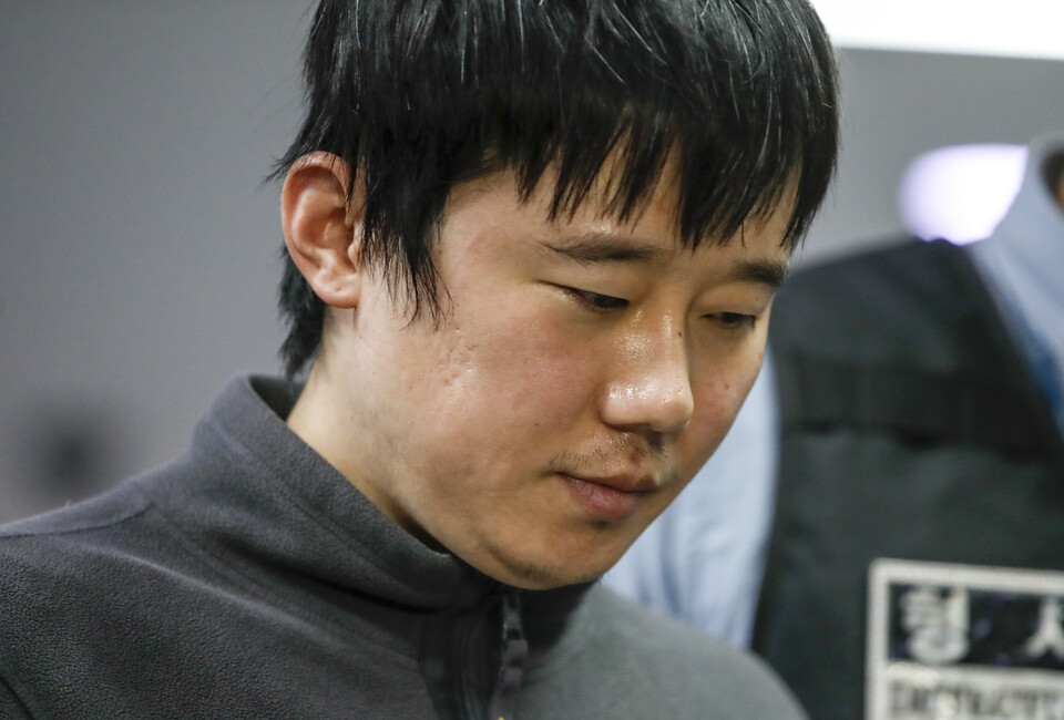 &nbsp;신당역 살인사건 피의자인 전주환(31)이 지난 21일 오전 서울 중구 남대문경찰서에서 검찰로 송치되고 있다.&nbsp; [사진제공=뉴시스]