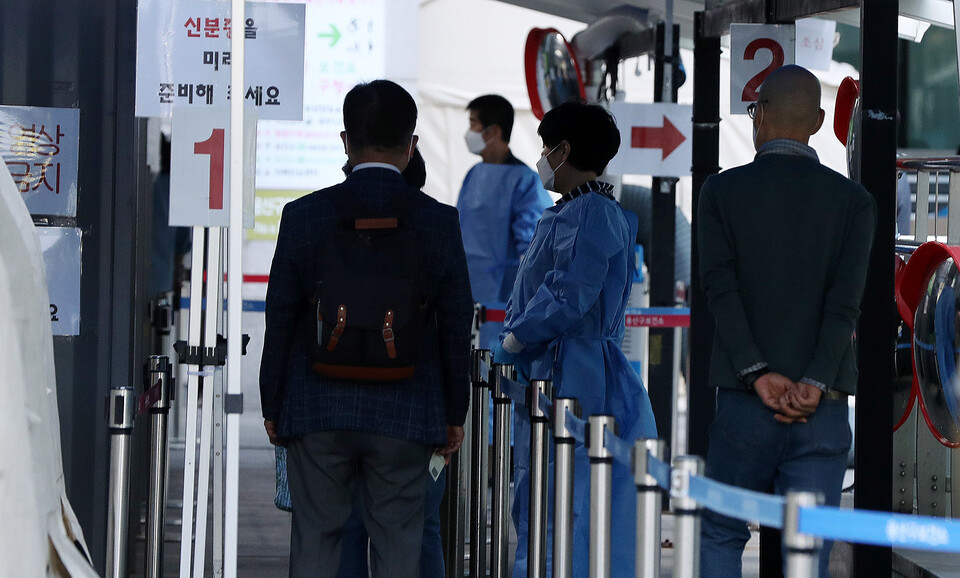 서울 용산구보건소 선별진료소에서 시민들이 코로나19 검사를 받기 위해 줄 서 있다. [사진제공=뉴시스]<br>