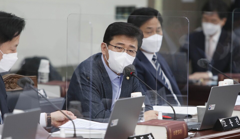 고용진 더불어민주당 의원이 지난해 10월 18일 대구 달서구 정부대구지방합동청사에서 열린 2021년도 국회 기획재정위원회의 대구지방국세청, 한국은행 대구경북·포항본부 국정감사에서 질의하고 있다. [사진제공=뉴시스]