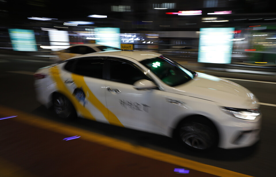 서울 도심을 운행중인 택시 모습. [사진제공=뉴시스]