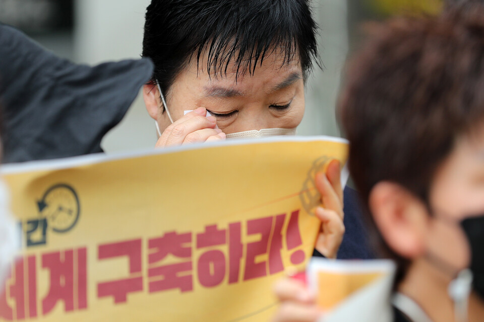 서울시의회 앞에서 폭우참사로 희생된 발달장애인과 그 가족에 대한 추모 기자회견에서 눈물을 닦고 있다. [사진제공=뉴시스]