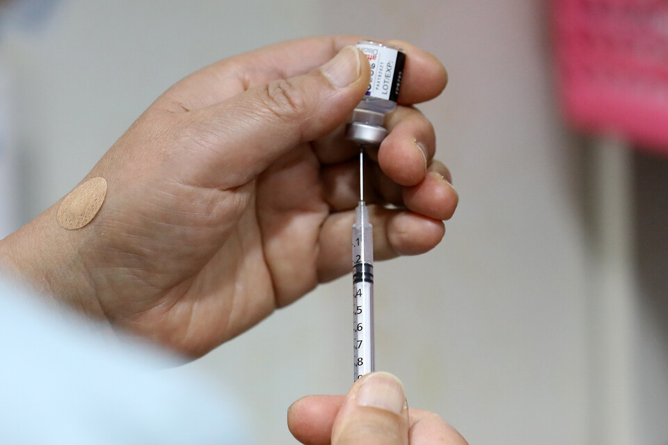 서울에 위치한 한 병·의원에서 의료진이 코로나19 화이자 백신을 준비하고 있다. [사진제공=뉴시스]