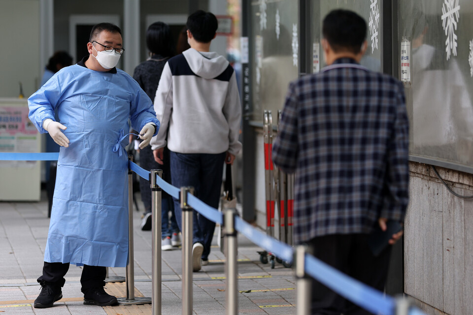 서울 서초구보건소 선별진료소에서 시민들이 검사를 받기 위해 이동하고 있다. [사진제공=뉴시스]<br>