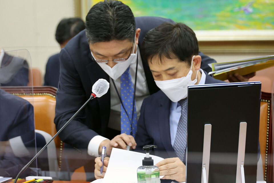 금융위원회 김주현 위원장이 지난 6일 서울 여의도 국회에서 열린 정무위원회 국정감사에 출석해 자료를 검토하고 있는 모습.[사진제공=뉴시스]