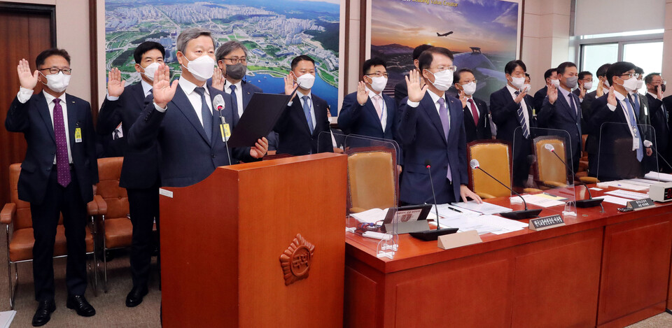 한국도로공사 김일환 사장 직무대행 등 피감기관 관계자들이 7일 서울 국회 국토교통위원회에서 열린 국정감사에 출석해 증인 선서를 하고 있다. [사진제공=뉴시스]