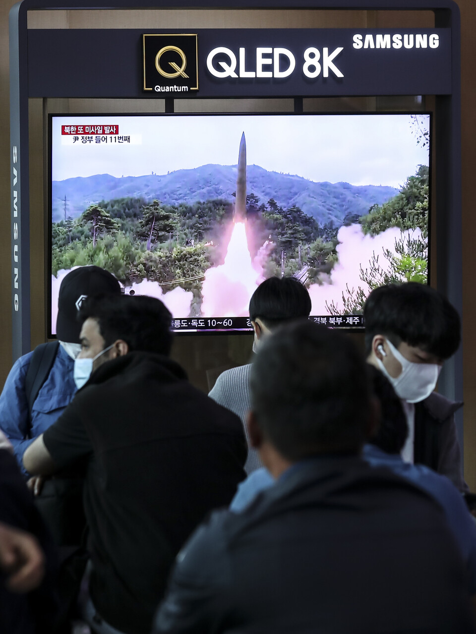 &nbsp;북한이 9일 새벽 동해상으로 단거리 탄도미사일(SRBM) 2발을 발사한 지난 9일 오전 서울역 대합실에서 시민들이 뉴스를 시청하고 있다.&nbsp;[사진제공=뉴시스]<br>