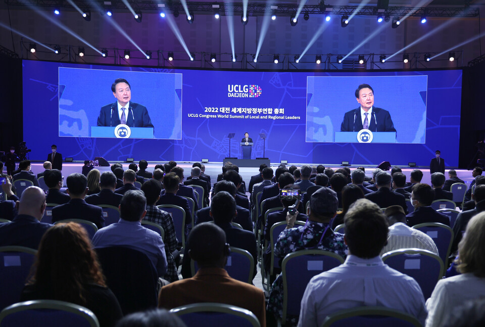 윤석열 대통령이 12일 대전 유성구 대전컨벤션센터에서 열린 세계지방정부연합(UCLG) 총회 개회식에서 축사하고 있다.
