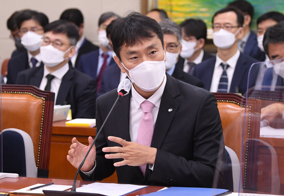 금융감독원 이복현 원장이 11일 서울 여의도 국회에서 열린 정무위원회의 금융감독원 국정감사에서 의원들의 질의에 답변하고 있다[사진제공=뉴시스]