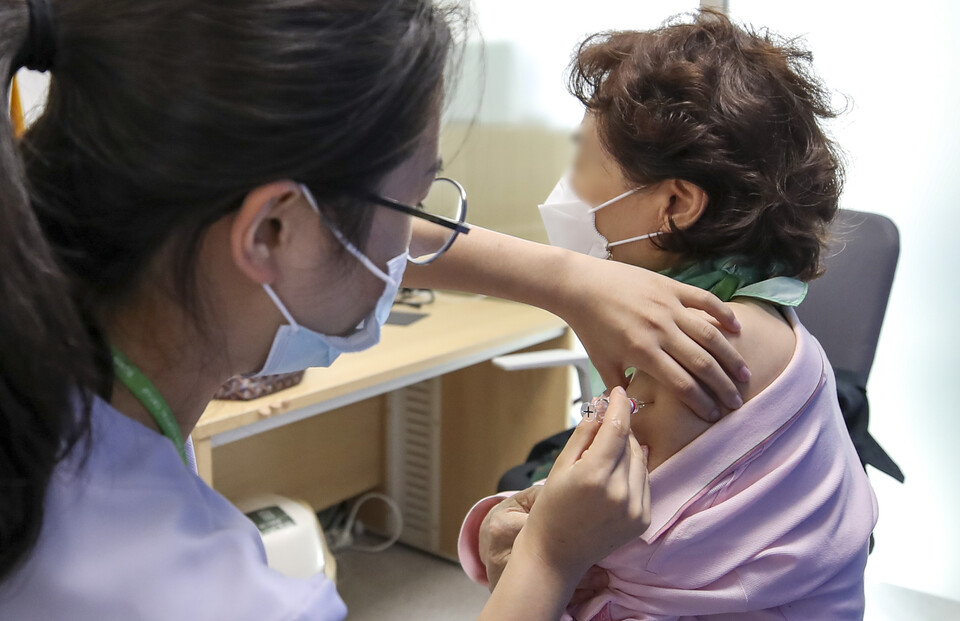 만 75세 이상 고령층의 독감 무료 예방접종이 시작된 지난 12일 오후 서울 강서구 서울부민병원을 찾은 어르신이 독감 예방 접종을 받고 있다. [사진제공=뉴시스]