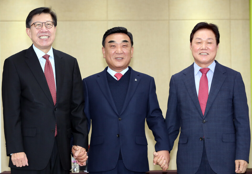 부산시 박형준 시장(왼쪽부터), 울산시 김두겸 시장, 경상남도 박완수 도지사는 지난 12일 부산시 연제구 부산시청에서 간담회를 가졌다. 이들은 이날 부울경특별연합 출범이 어렵다는데 뜻을 모으고 대안으로 '초광역 경제동맹'을 출범하기로 합의했다. [사진제공=뉴시스]