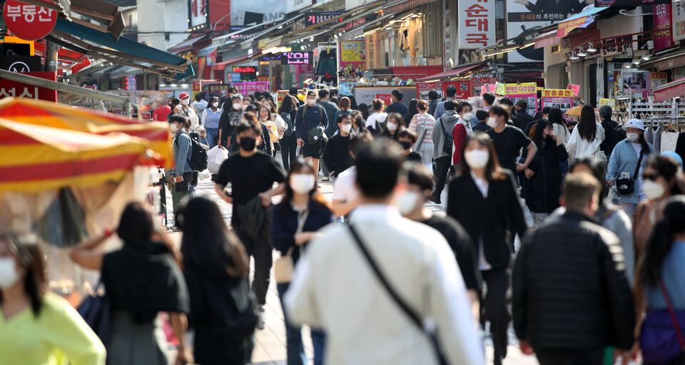 서울 마포구 홍대거리를 찾은 시민들이 발걸음을 옮기고 있다. [사진제공=뉴시스]