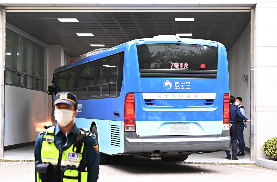 아동 성범죄자 김근식(54)이 탑승한 호송버스가 지난 16일 오후 경기도 안양시 동안구 수원지방검찰청 안양지청으로 들어가고 있다. [사진제공=뉴시스]